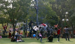 Bênh con bị đánh trong khu vui chơi, cha chém người bất tỉnh